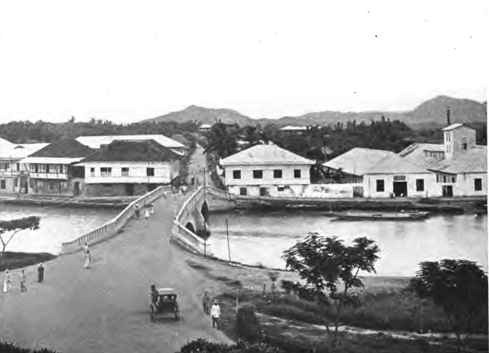 Black-and-white photo of Capiz town, now Roxas City, around 1917, with a bridge over the Panay River