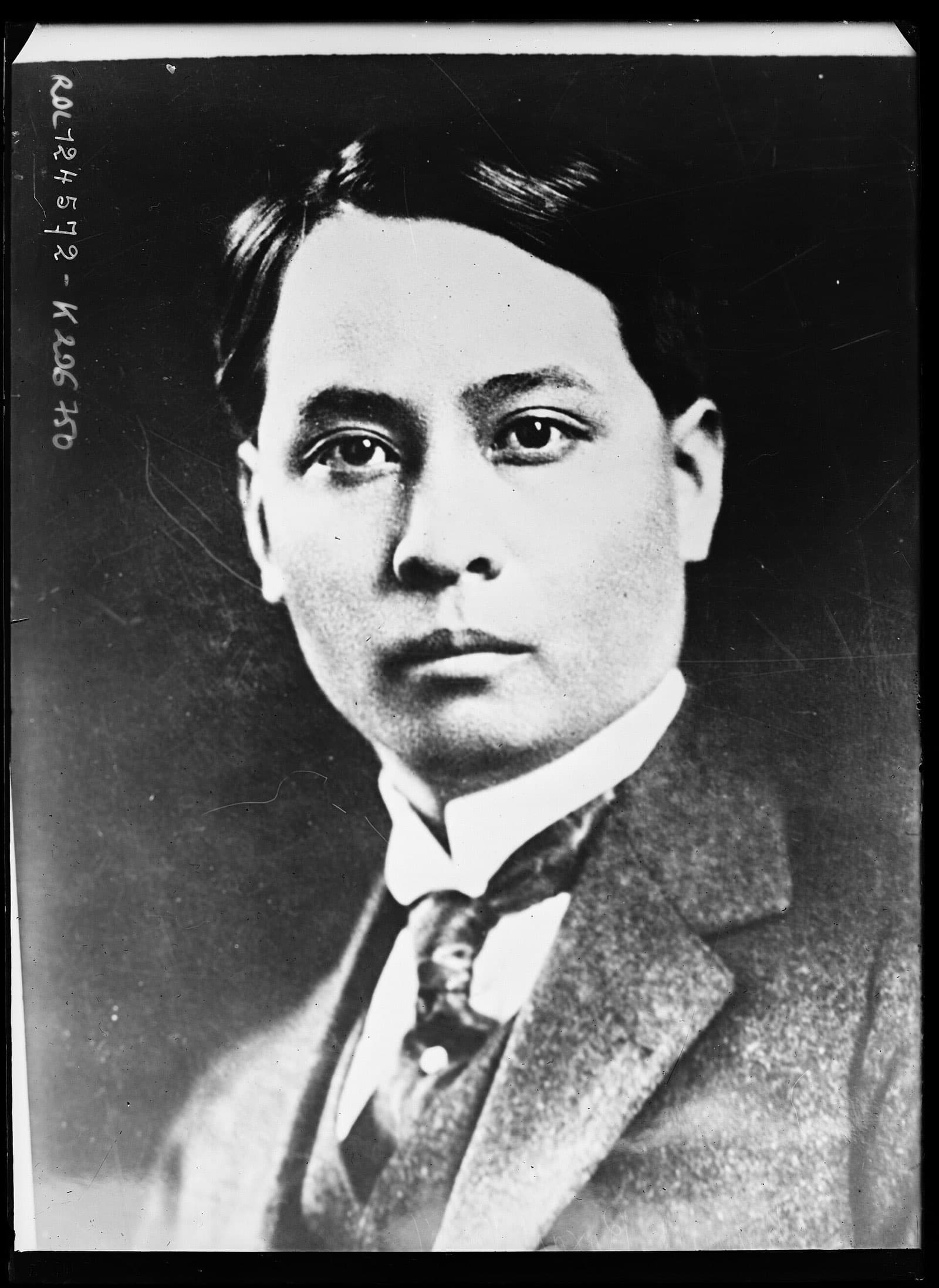 Black-and-white 1927 press portrait of a young Manuel Roxas in a suit and tie